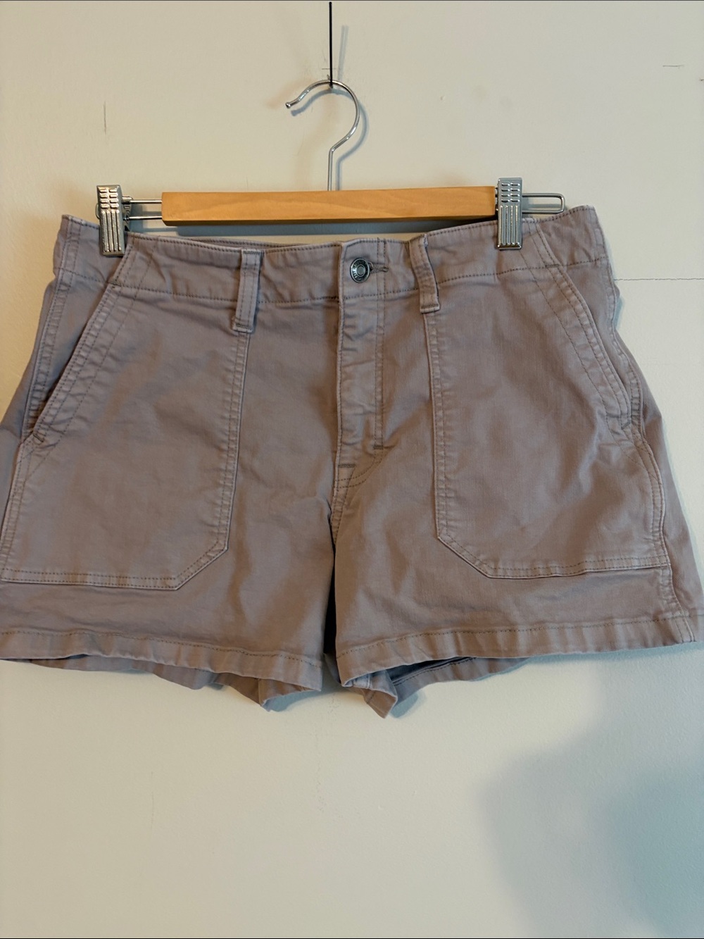 Studio Blue Women's canvas Shorts in grey. 30 waist. Cotton/poly/spandex.
